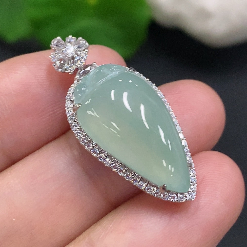 Jadeite auspicious gourd pendant by HUILIU HQ with gold inlay, weighing about 5g, showcasing detailed craftsmanship and smooth jade surface.