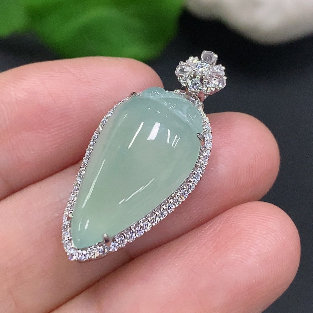 Jadeite Auspicious Gourd inlaid pendant with 37% gold, crafted by HUILIU HQ, weighing approximately 5g, non-diamond jewelry.
