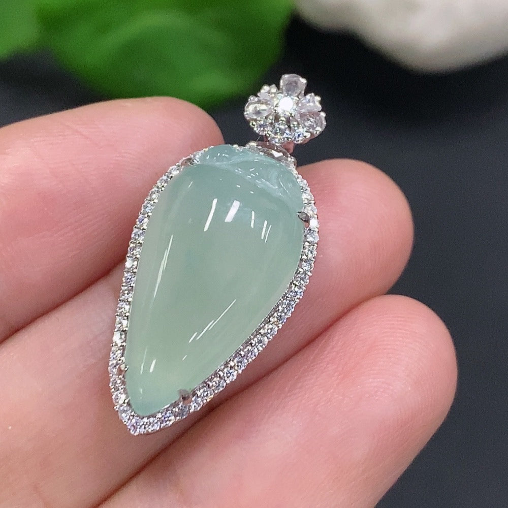 Jadeite Auspicious Gourd pendant from HUILIU HQ with 37% gold inlay, weighing about 5g, featuring intricate craftsmanship.