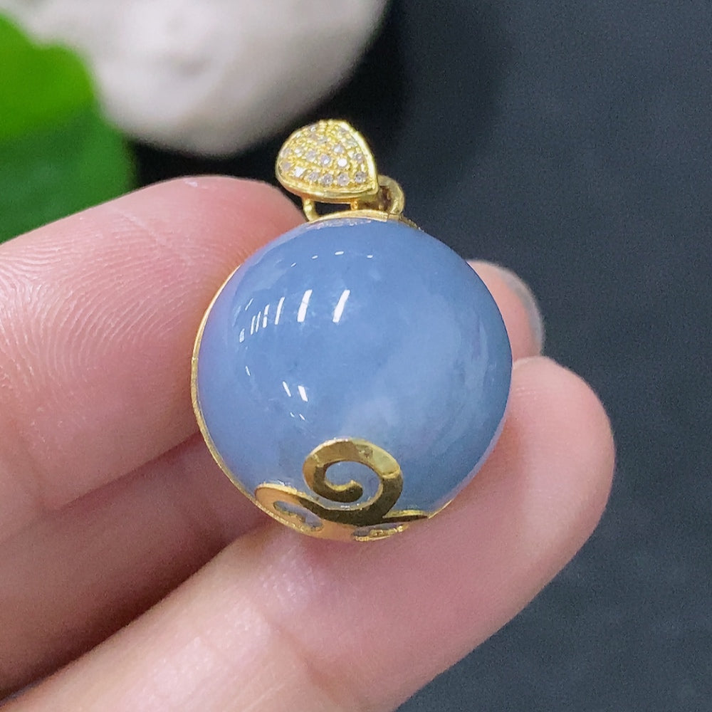 Jadeite beaded pendant with 18k gold accents and diamond details, weighing approximately 9.12g, from HUILIU HQ.
