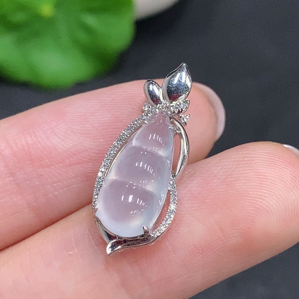 HUILIU HQ jadeite bean inlay pendant in 18k gold with diamond accents, showcasing a smooth, polished jade gemstone.