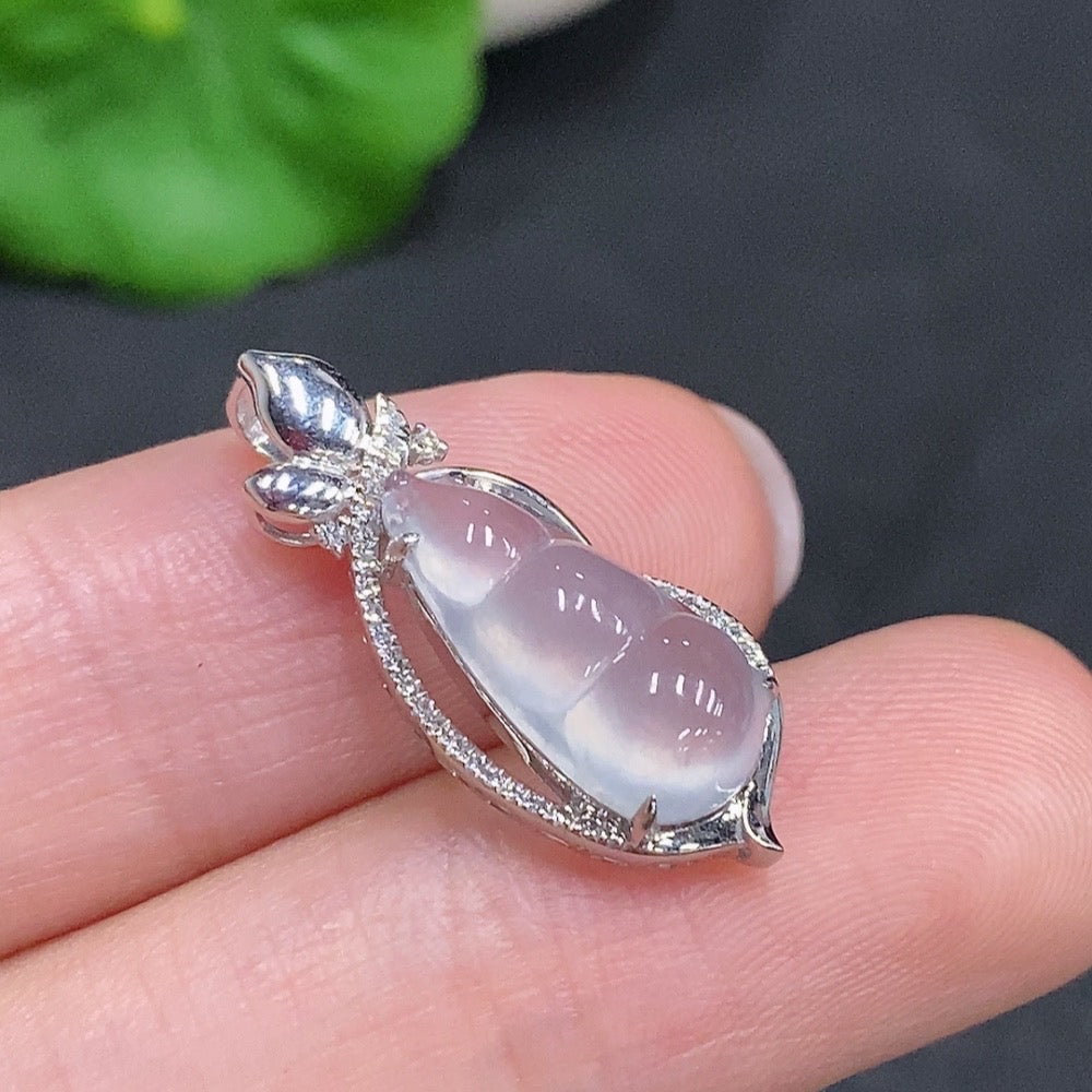 HUILIU HQ jadeite bean inlay pendant with 18k gold and diamond accents, showcasing a smooth jade gemstone design.