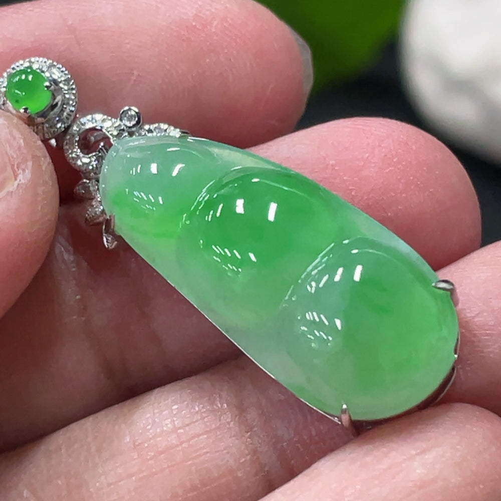 Jadeite bean pendant with 18K gold and diamond accents, from HUILIU HQ, weighing approximately 3.9g.