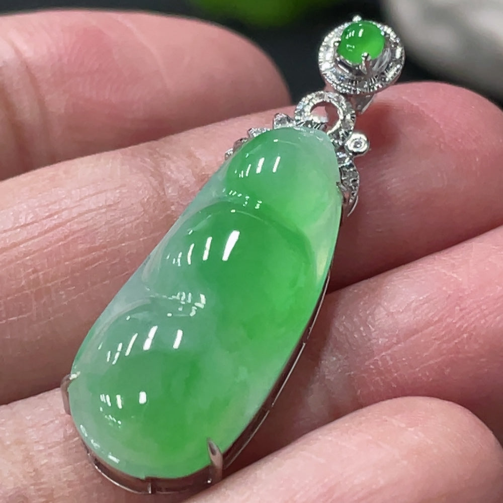 HUILIU HQ jadeite bean pendant with 18K gold accents and diamond details, approximately 3.9g, showcasing elegant jewelry craftsmanship.