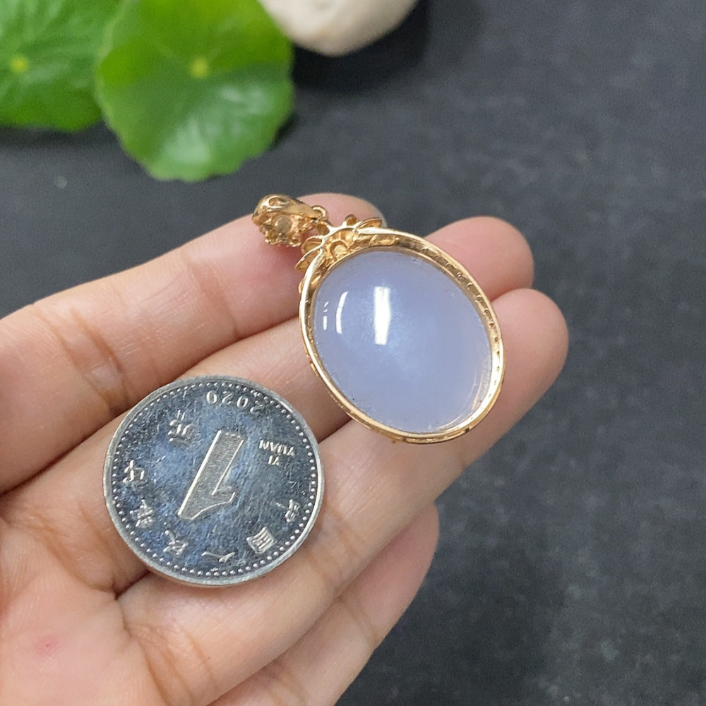 HUILIU HQ jadeite bezel-set cabochon pendant with 18k gold and diamond accents, weighing approximately 8.34g.