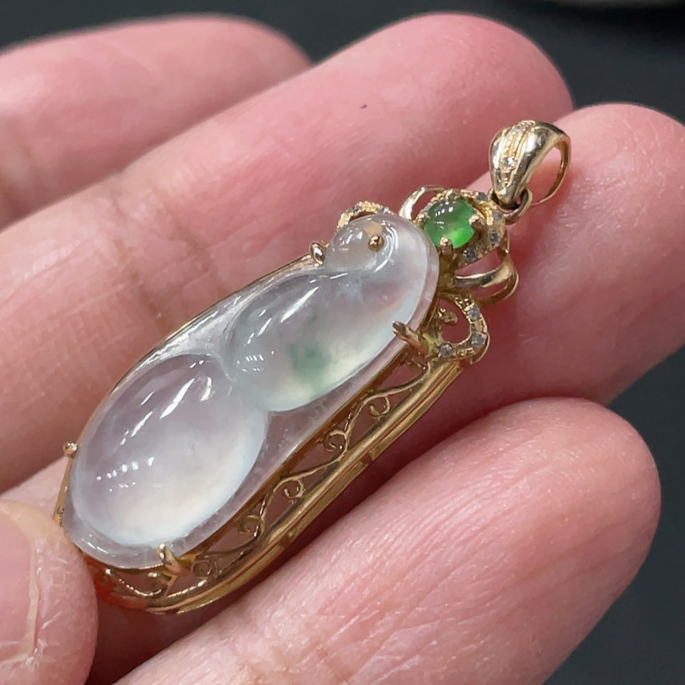 Jadeite blessed bean pendant from HUILIU HQ with 18K gold accents and diamond details, weighing approximately 2.46g.