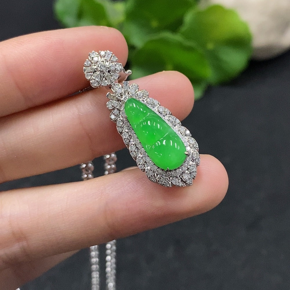 HUILIU HQ Jadeite Blessing Bean necklace with 18K gold and diamond accents, featuring a jade pendant on a gold chain.