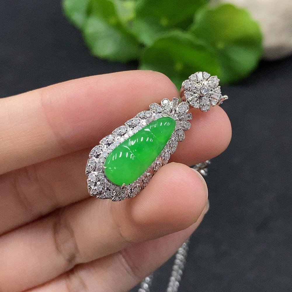 HUILIU HQ Jadeite Blessing Bean Necklace with 18K gold and diamond inlay, including chain, weighing approximately 15.87g.