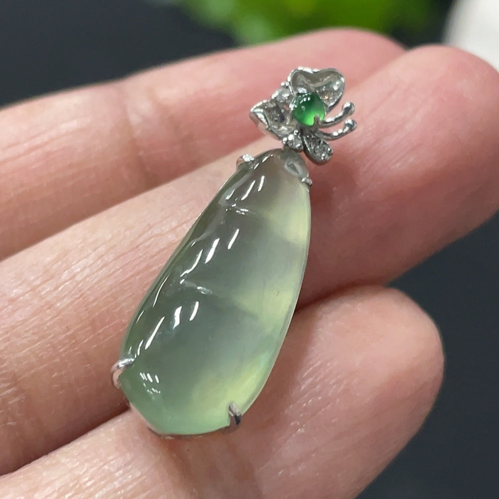 Jadeite blessing bean pendant with 18K gold accents and diamond details, crafted by HUILIU HQ, weighs approximately 2g.