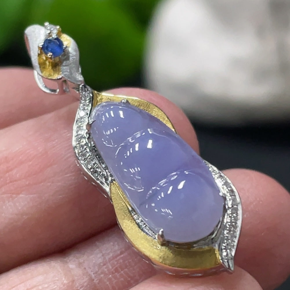 HUILIU HQ jadeite blessing bean pendant with 18K gold setting, diamond accents, and a total weight of 1.76g.