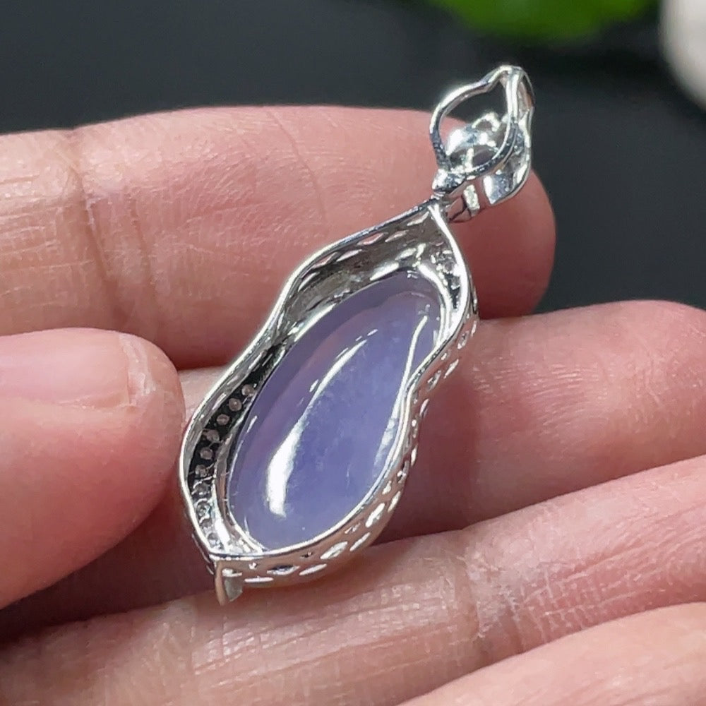 HUILIU HQ jadeite blessing bean pendant with 18K gold setting, diamond accents, and a total weight of approximately 1.76g.