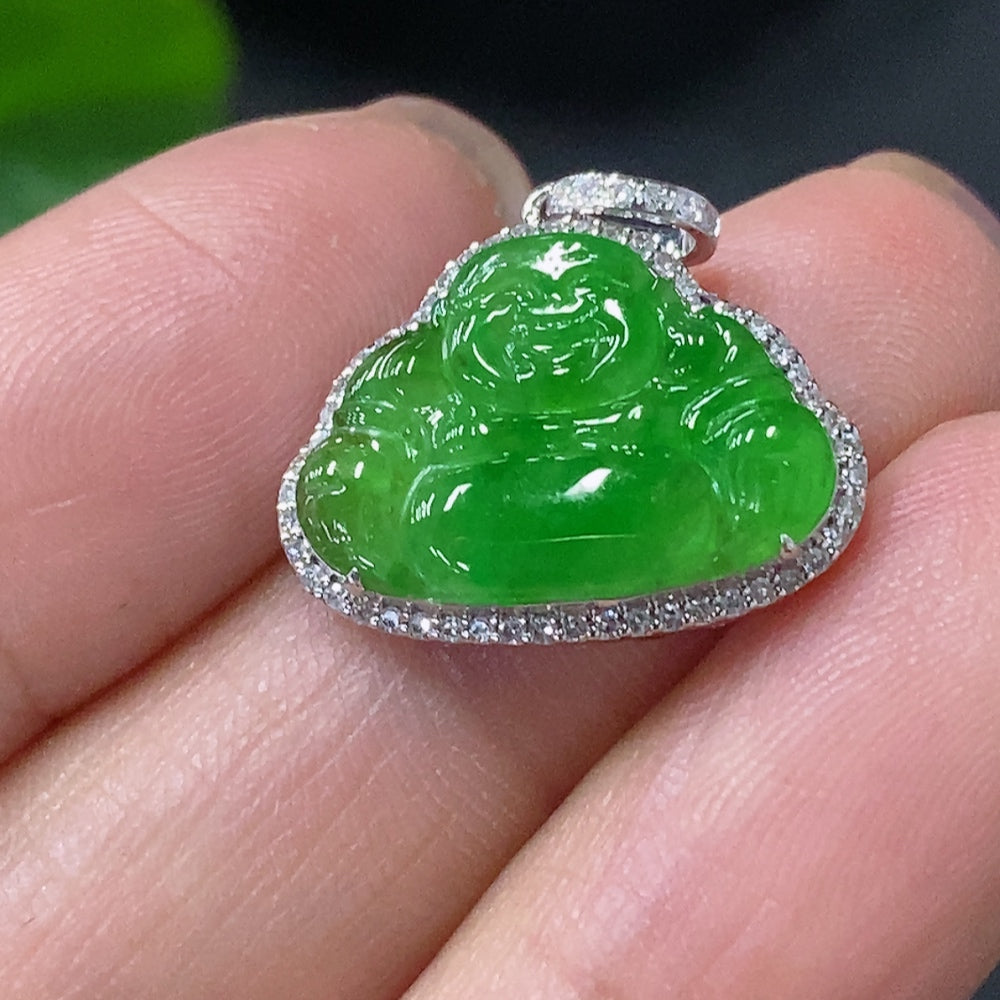 Jadeite Buddha pendant by HUILIU HQ featuring 18K gold accents and diamond details, weighing approximately 1.88g.