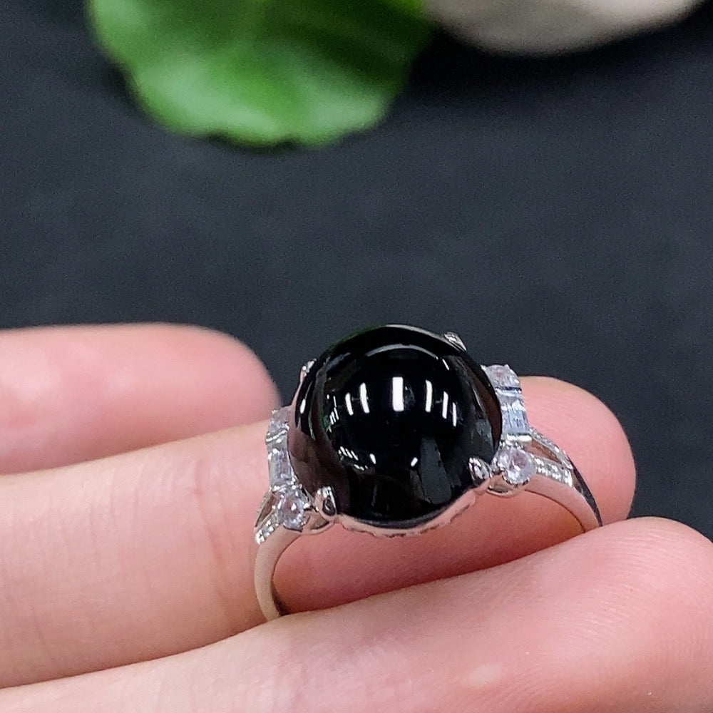 HUILIU HQ jadeite cabochon ring with 18K gold and minimal diamond side accents, size 18, weighing approximately 3.71g.