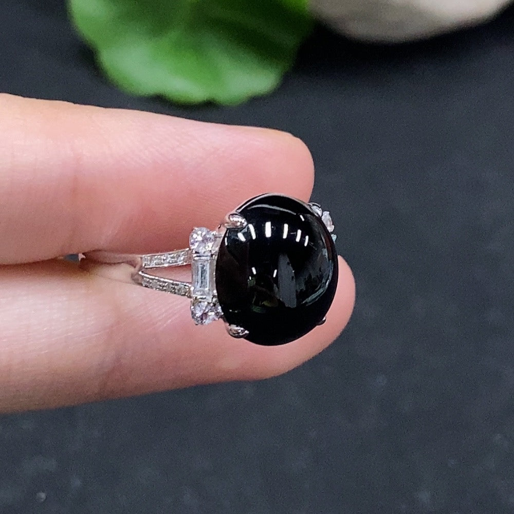HUILIU HQ jadeite cabochon ring with 18K gold and minimal diamond side accents, size 18, with a total weight of 3.71g.