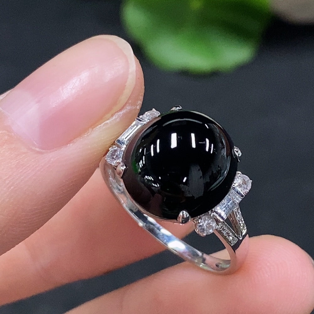HUILIU HQ jadeite cabochon ring with 18K gold and minimal diamond side accents, size 18, weighing approximately 3.71g.