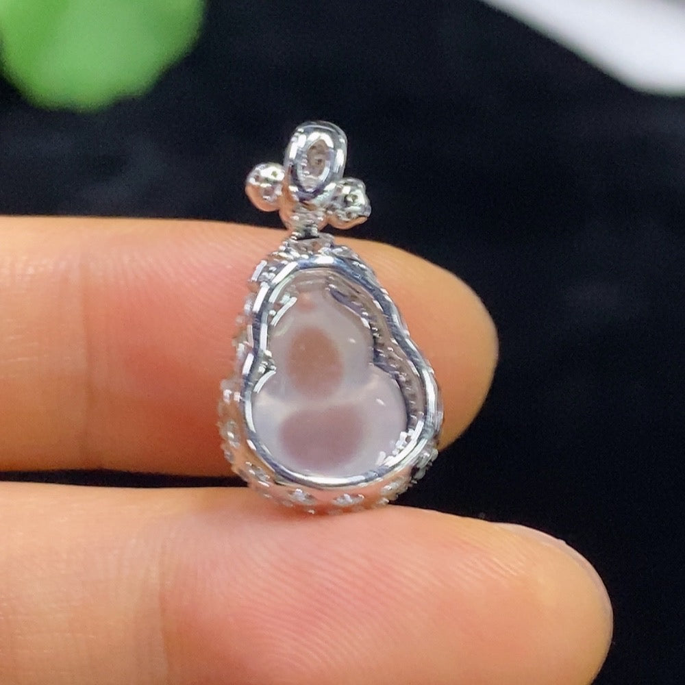 HUILIU HQ jadeite gourd pendant in 18k gold with inlaid design, weight approx. 2.87g, featuring smooth green jade surface.
