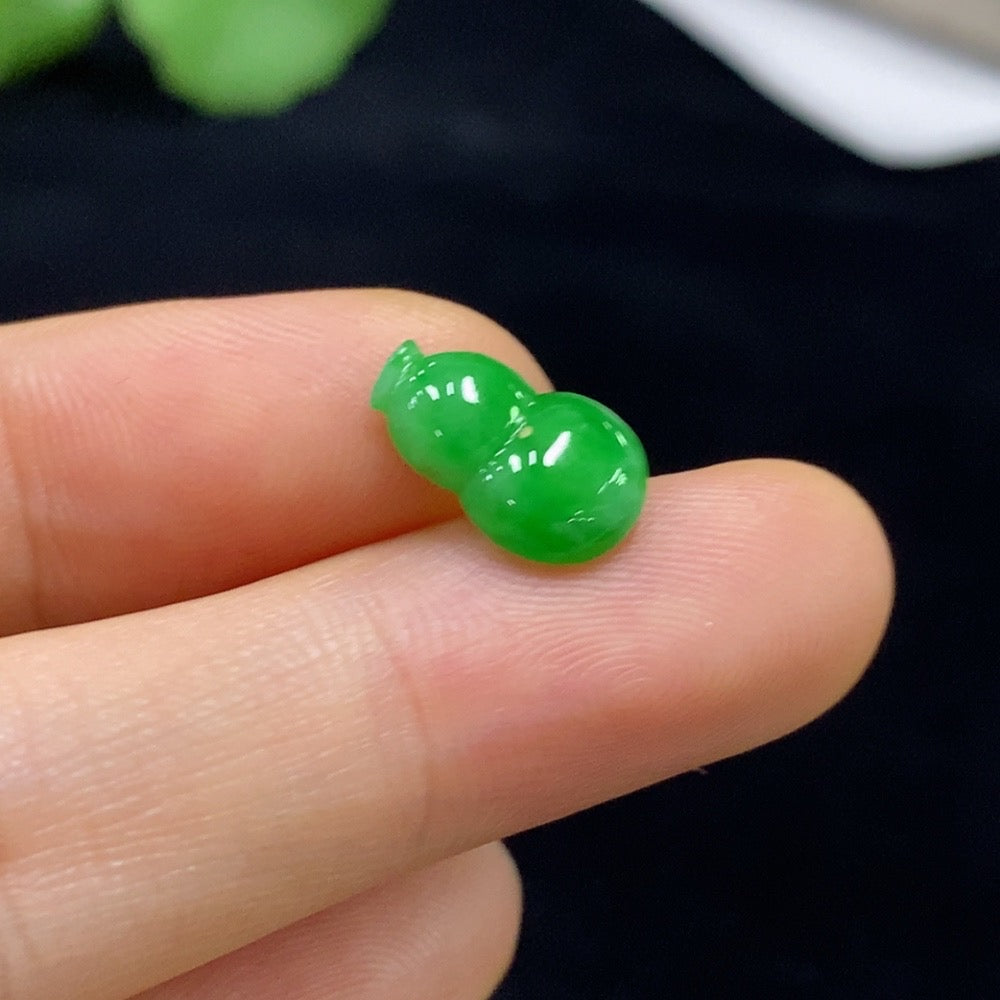 HUILIU HQ jadeite gourd inlaid piece, finely crafted with intricate details, weighing approximately 0.61g.