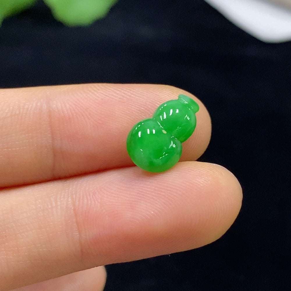 HUILIU HQ jadeite gourd inlaid piece, detailed jade jewelry with intricate craftsmanship, weighs approximately 0.61g.