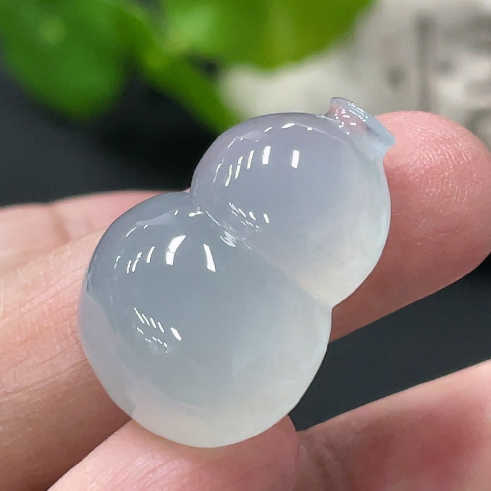 HUILIU HQ jadeite gourd inlaid decorative piece weighing approximately 7.68g, featuring intricate craftsmanship and natural jade colors.