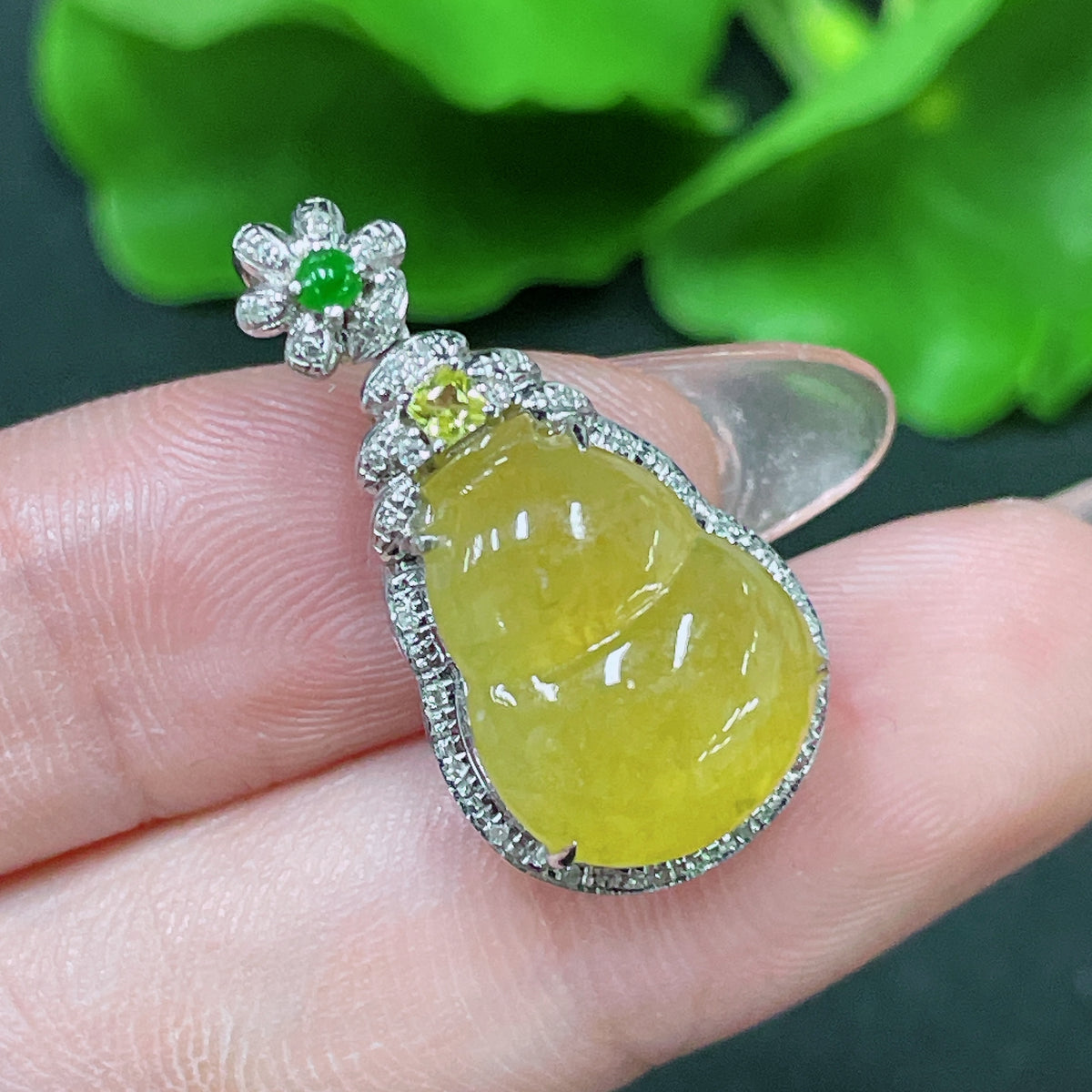 Huiliu HQ jadeite gourd inlay piece set in 18k gold with diamond accents, colorless, weighing approx. 3.03g