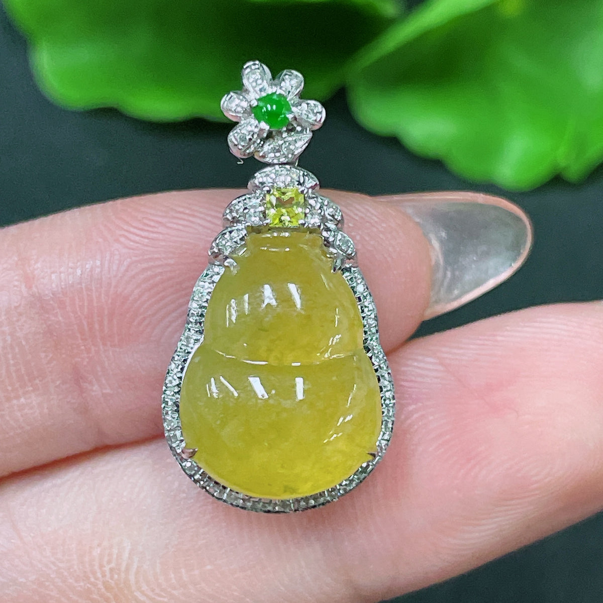 HUILIU HQ jadeite gourd inlay piece set in 18k gold with diamond accents, colorless, weighing about 3.03g.