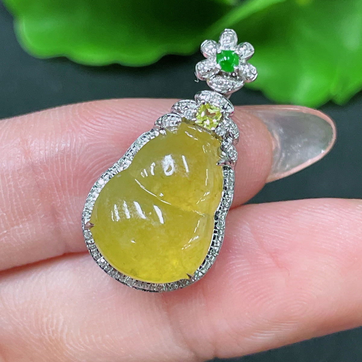 HUILIU HQ jadeite gourd inlay piece set in 18k gold with diamond accents, colorless, weighing about 3.03g.