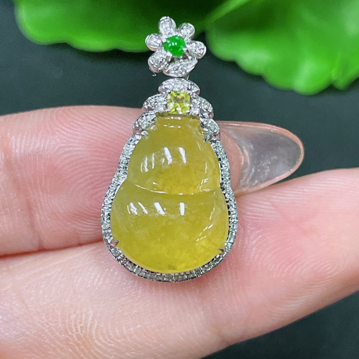 Jadeite gourd inlay piece set in 18k gold with diamond accents, colorless, weighing about 3.03g, from HUILIU HQ.