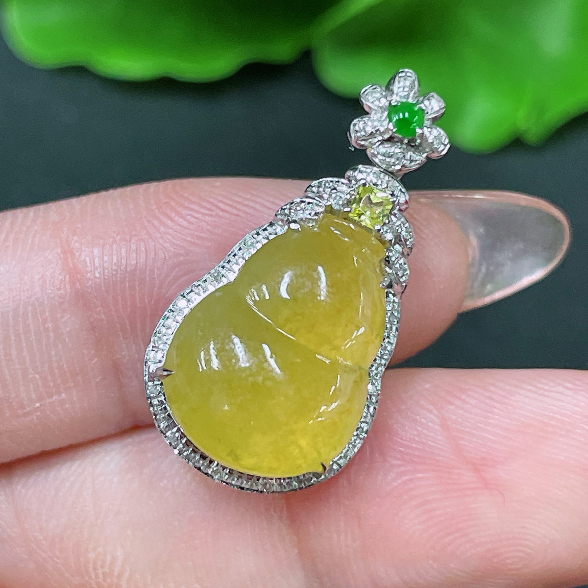 Huiliu HQ jadeite gourd inlay piece set in 18k gold with diamond accents, colorless, weighing approximately 3.03g.