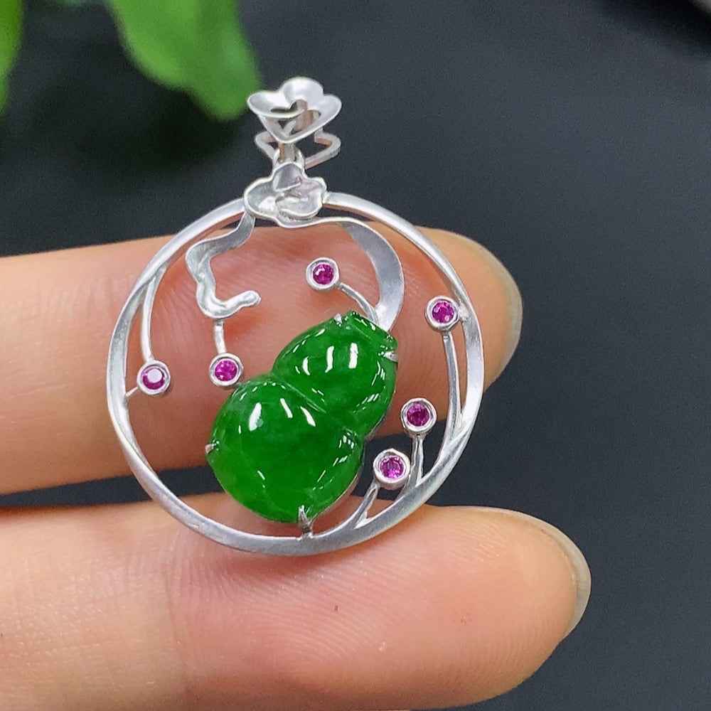 HUILIU HQ jadeite gourd pendant with 18K gold setting, about 2.58g, showcasing smooth green jade carving and gold accents.