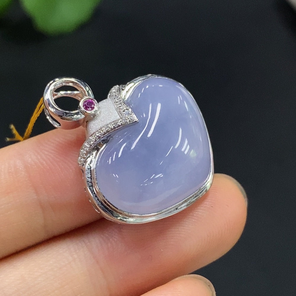 Jadeite heart pendant by HUILIU HQ with 18K gold accents and diamond details, weighing approximately 5.66 grams.