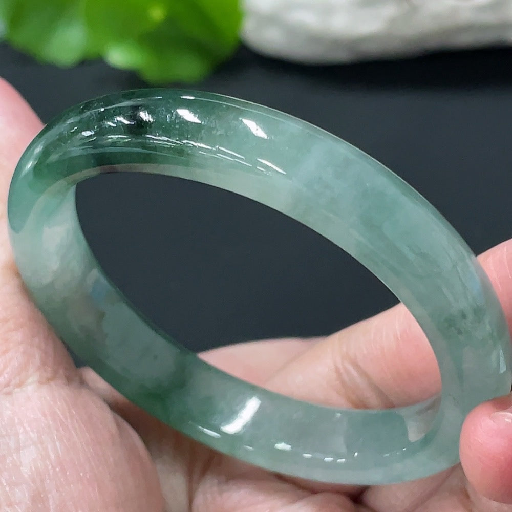 HUILIU HQ Jadeite Imperial Concorde bracelet with 50.1/44.8 size, crafted from jade, weighing approximately 30.68g.