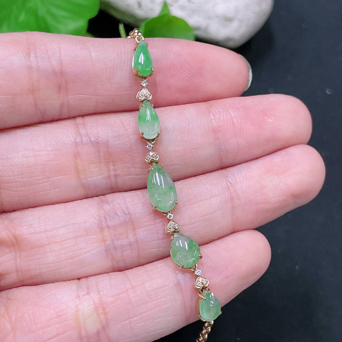 HUILIU HQ jadeite inlaid bracelet with 18K gold and diamond accents, featuring a delicate design and approximate weight of 2.5g.