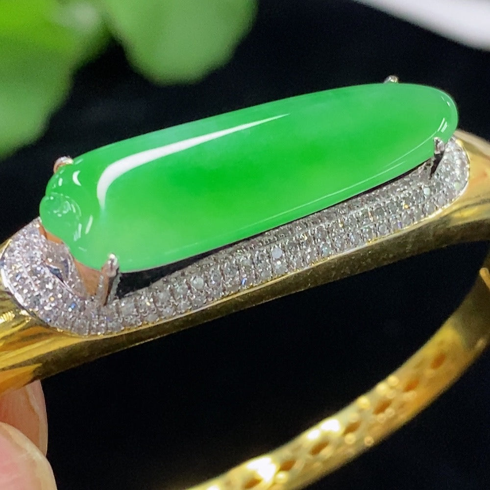HUILIU HQ jadeite inlaid bracelet with 18k gold and diamond accents, showcasing intricate jade design and elegant craftsmanship.