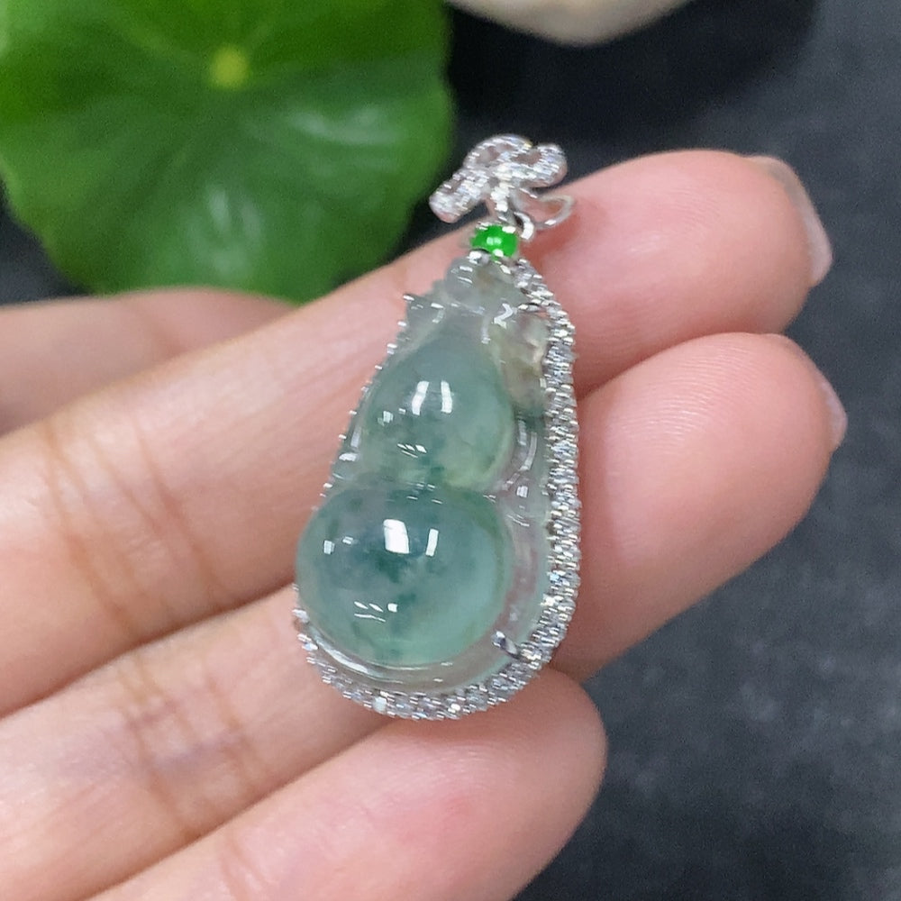 HUILIU HQ Jadeite inlaid calabash pendant in 18k gold with diamond accents, showcasing intricate craftsmanship and elegant design.