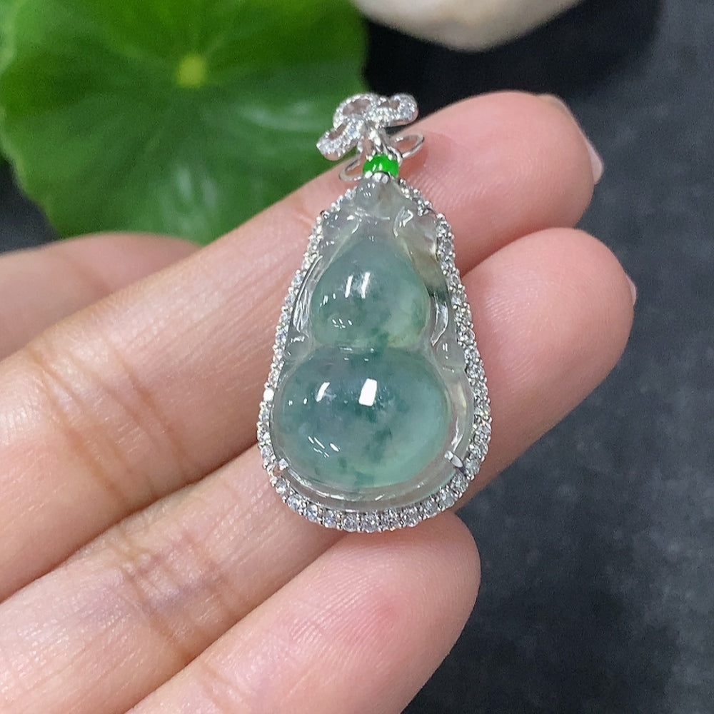 HUILIU HQ jadeite inlaid calabash pendant in 18k gold with diamond accents, showcasing intricate craftsmanship and a polished finish.
