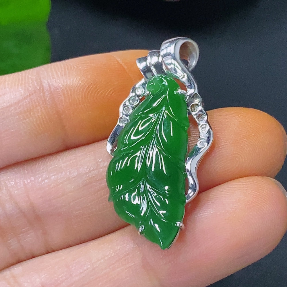 Jadeite inlaid leaf pendant by HUILIU HQ, 18k gold setting, detailed leaf design, total weight approx. 5.13g.