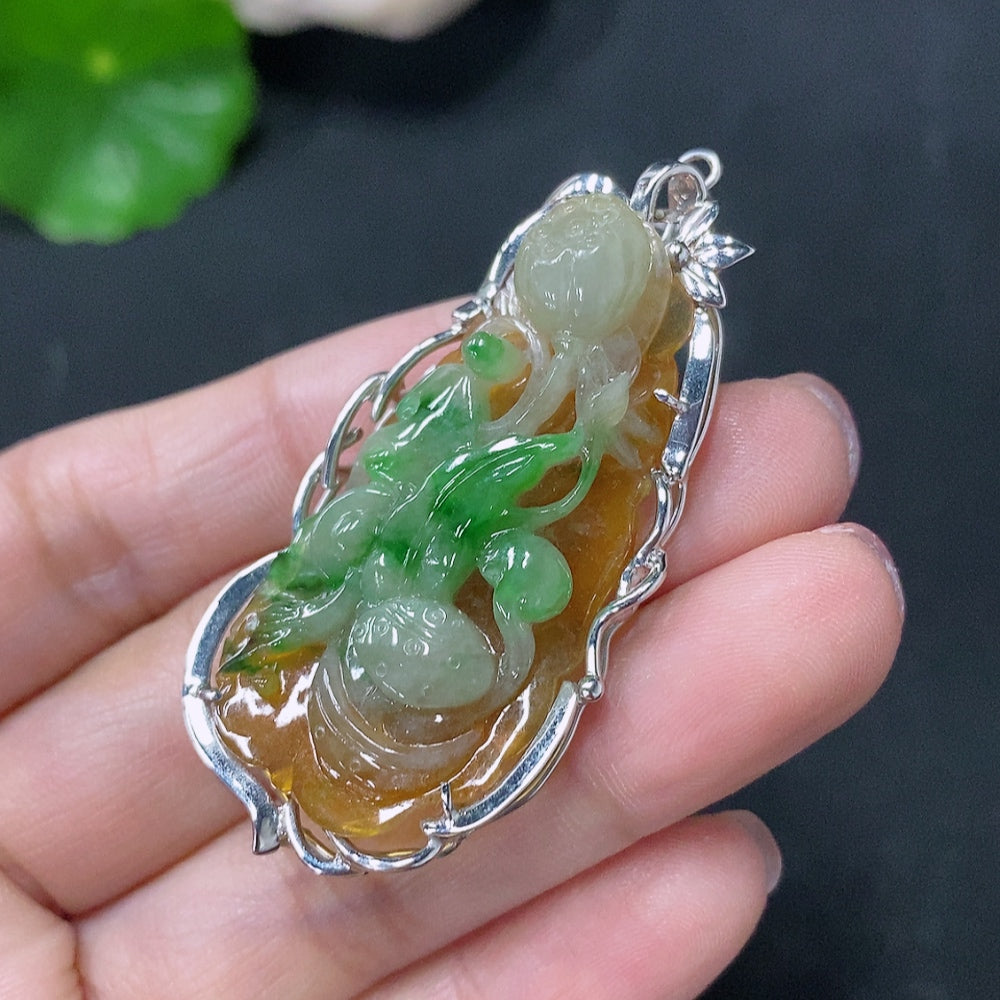Jadeite lotus pendant with 18k clasp, HUILIU HQ, Au68% main body, weighs approx. 10.92g, detailed jade inlay craftsmanship.