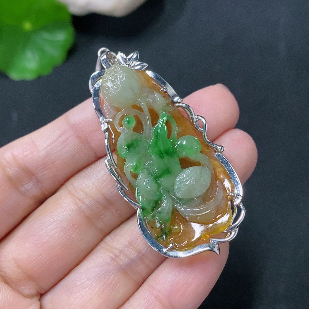 HUILIU HQ jadeite lotus pendant with 18k clasp, crafted from jade with Au68% main body, weighs approx. 10.92g.