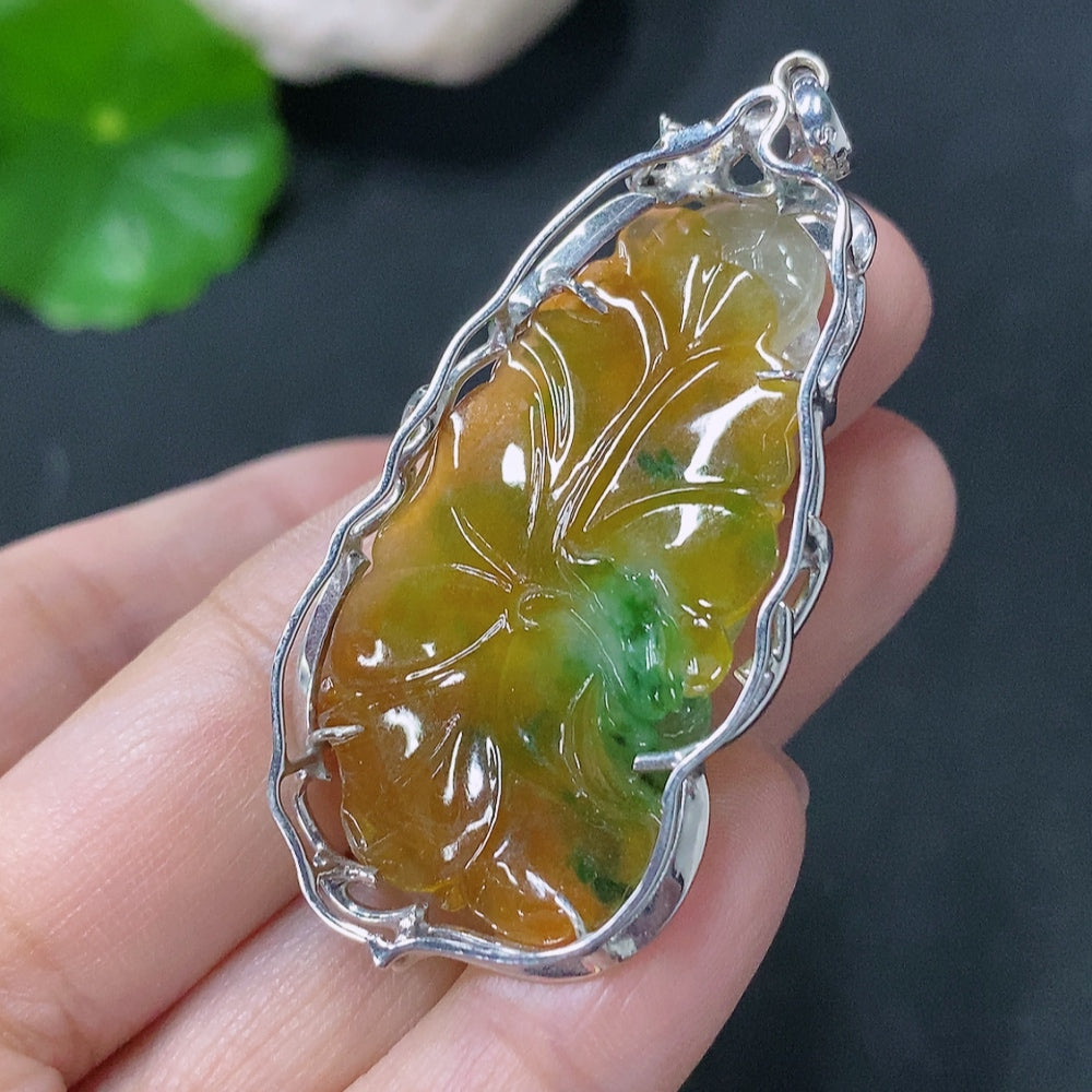 Jadeite inlaid lotus pendant with 18k clasp, crafted by HUILIU HQ, featuring jade main body and gold clasp, weighs approx 10.92g.