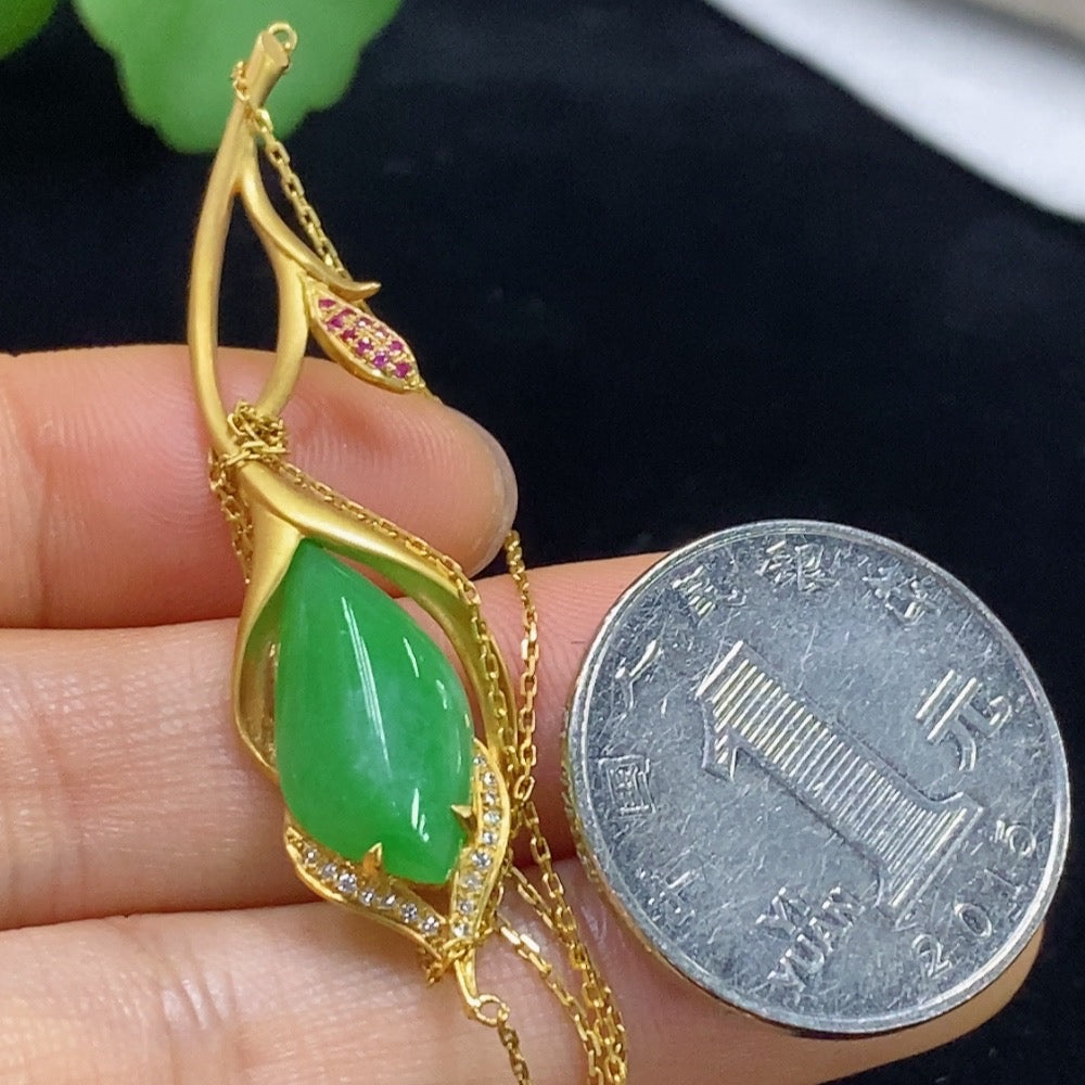 Jadeite inlaid necklace with 18k gold and diamonds, featuring a delicate jade pendant, crafted by HUILIU HQ.
