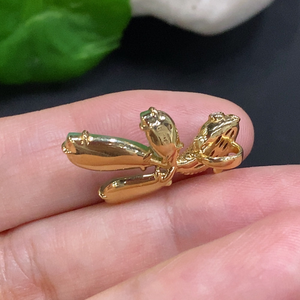 HUILIU HQ jadeite inlaid pendant with 18K gold, featuring a smooth green jade stone and intricate gold detailing, weighs about 2.9 grams.