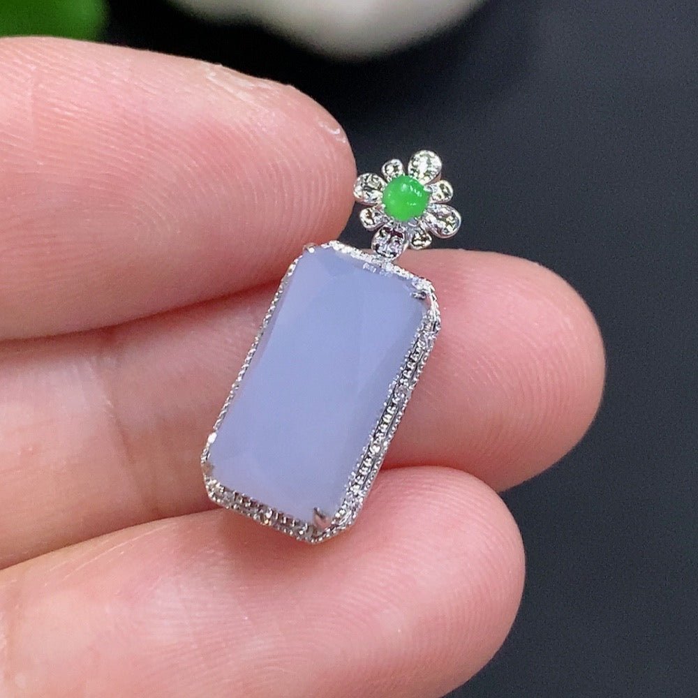 Jadeite inlaid pendant with 18k gold, featuring a smooth jade surface, crafted by HUILIU HQ, weight approx. 2g