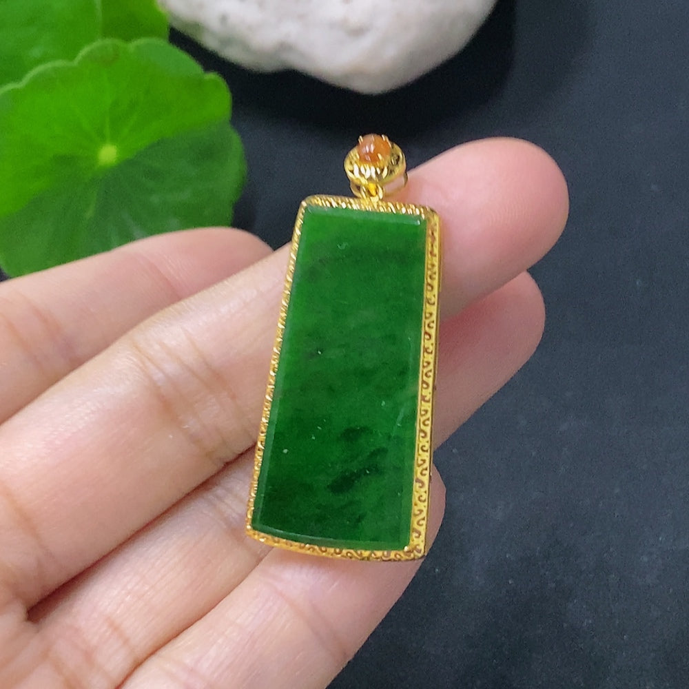 Jadeite inlaid pendant by HUILIU HQ featuring 18k gold and mineral components, weighing approximately 2 grams.