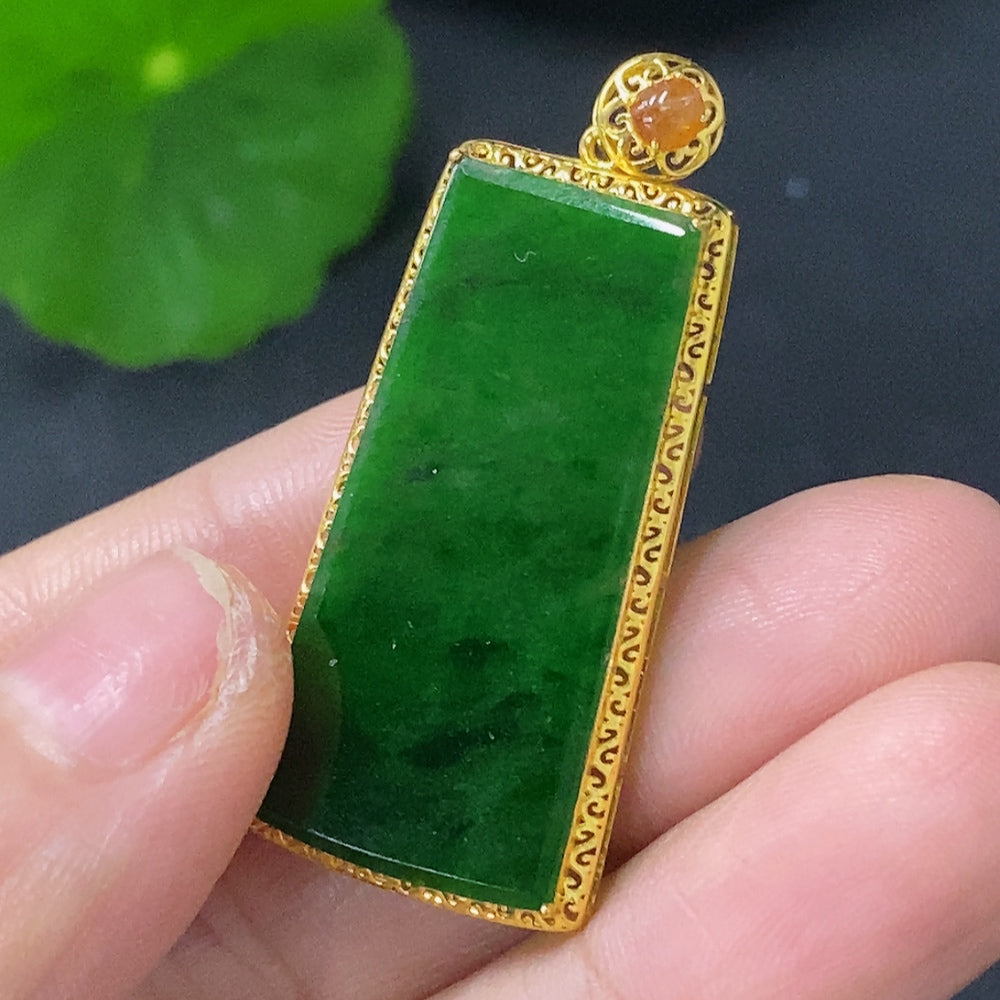 HUILIU HQ jadeite inlaid pendant with 18k gold, weighing approx. 2g, featuring mineral components in a detailed jewelry design.