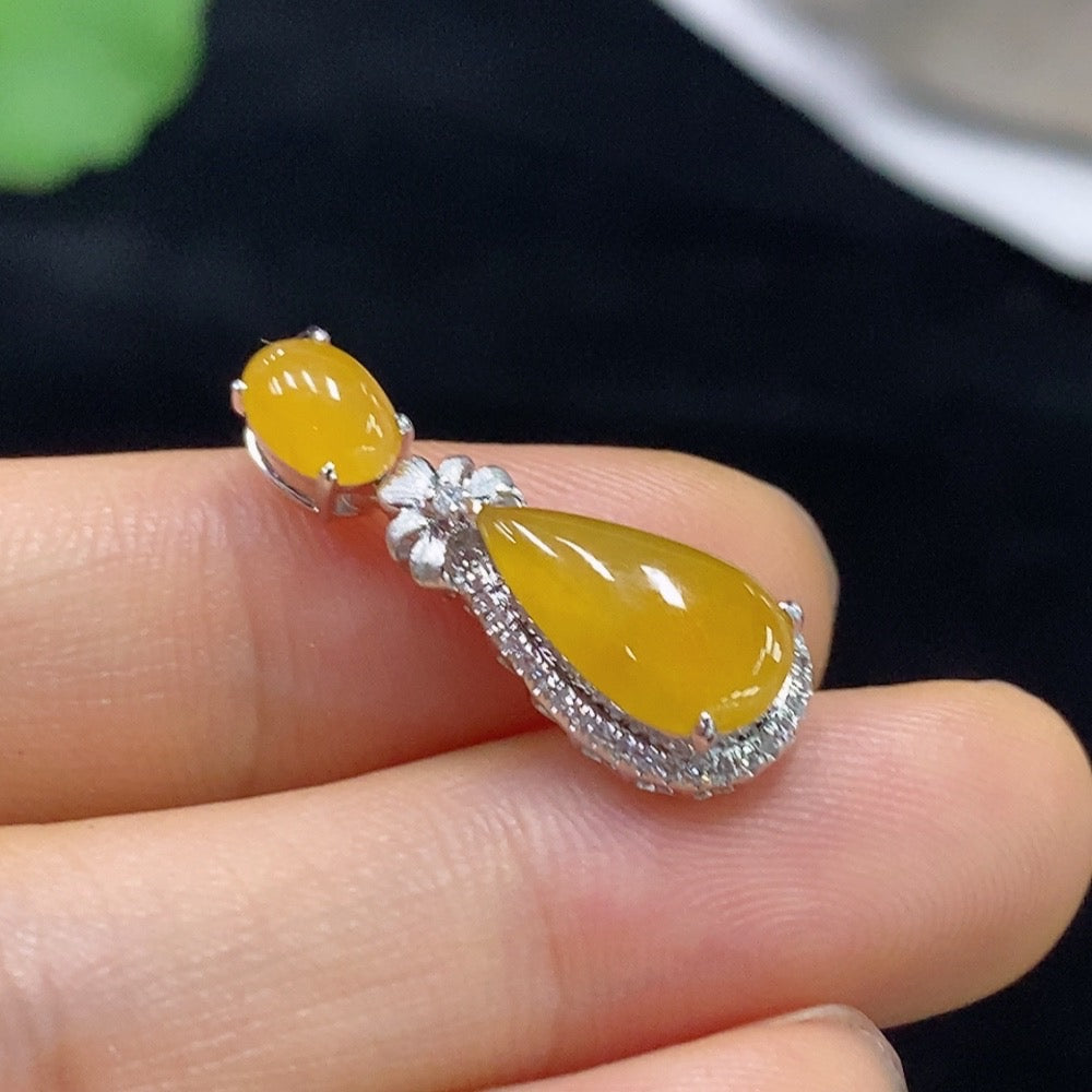HUILIU HQ jadeite inlaid pendant in 18k gold with diamond accent, showcasing a smooth polished jade stone design.