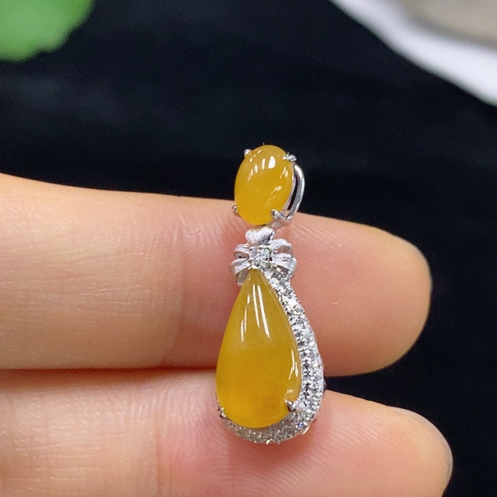 HUILIU HQ jadeite inlaid pendant with 18k gold and diamond accents, showcasing intricate craftsmanship and natural jade color.