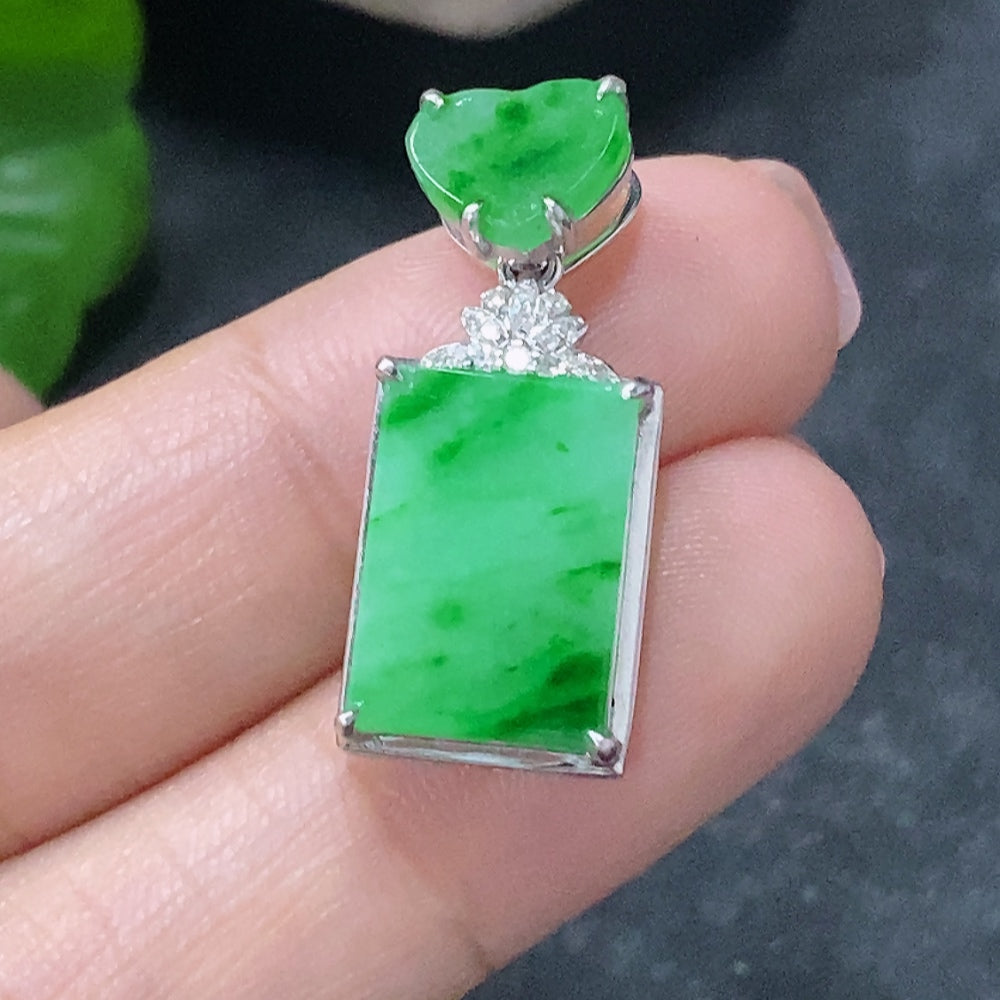 HUILIU HQ jadeite inlaid plain pendant in 18k gold with diamond accent, showcasing smooth jade surface and elegant design.