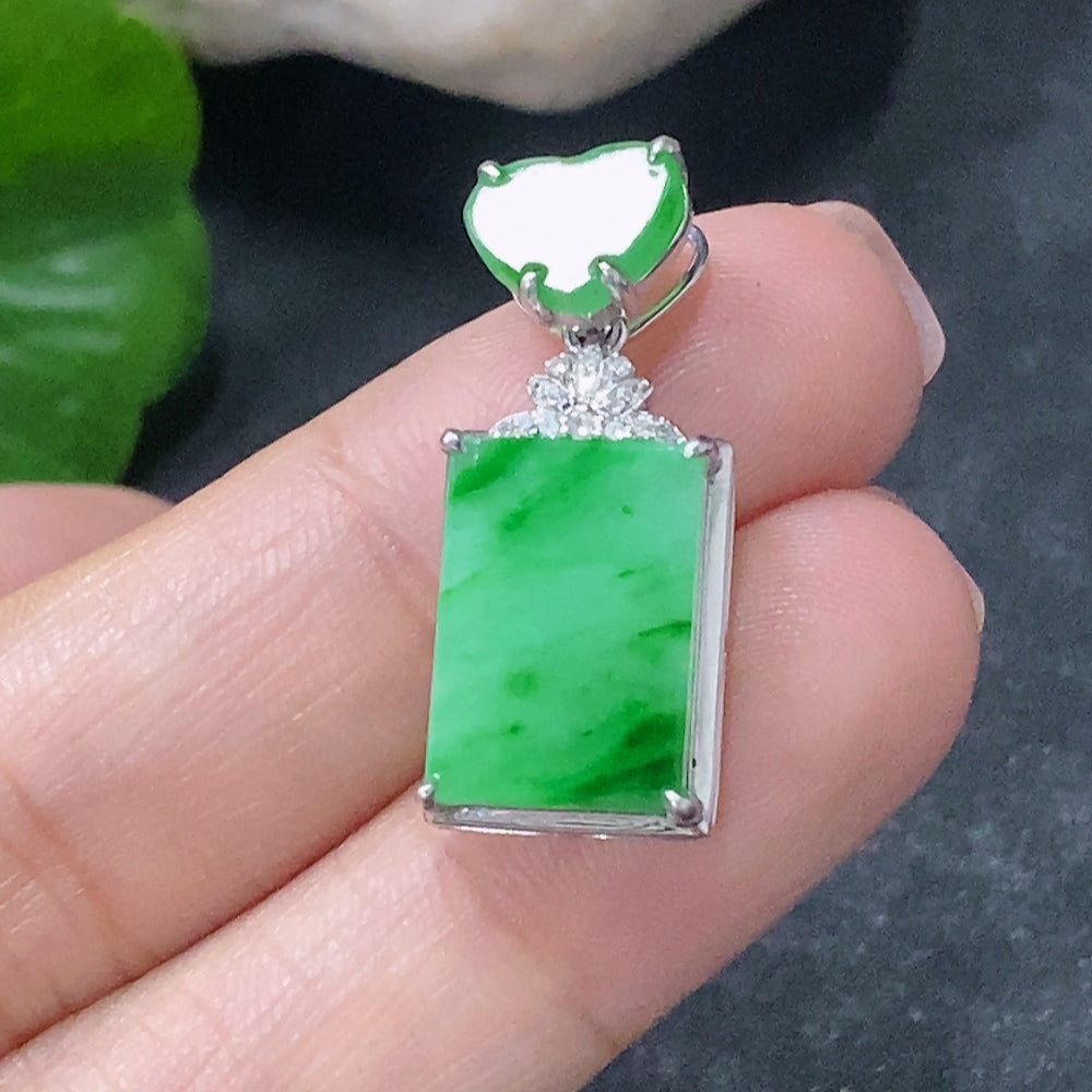HUILIU HQ jadeite inlaid plain pendant in 18k gold with diamond accent, showcasing smooth jade surface and elegant design.