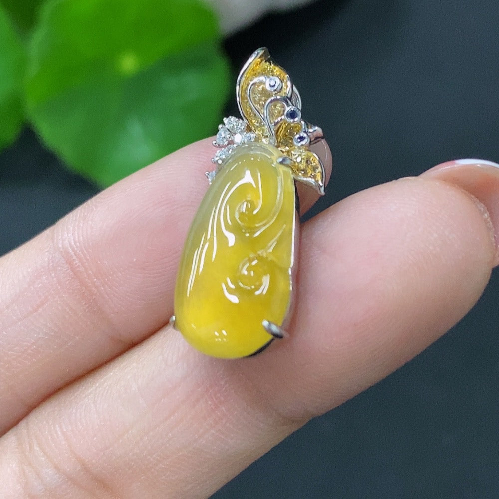 Jadeite-inlaid Ruyi pendant in 18K gold with diamond accents, featuring a carved jade design, by HUILIU HQ.
