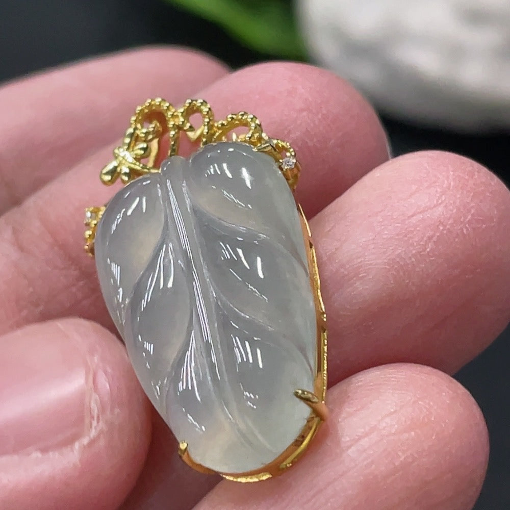 HUILIU HQ jadeite leaf pendant in 18k gold with diamond inlay, showcasing a detailed jade leaf design, weighs approx. 3.47g.